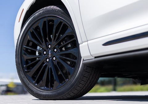 The stylish blacked-out 20-inch wheels from the available Jet Appearance Package are shown. | Wallace Lincoln in Fort Pierce FL